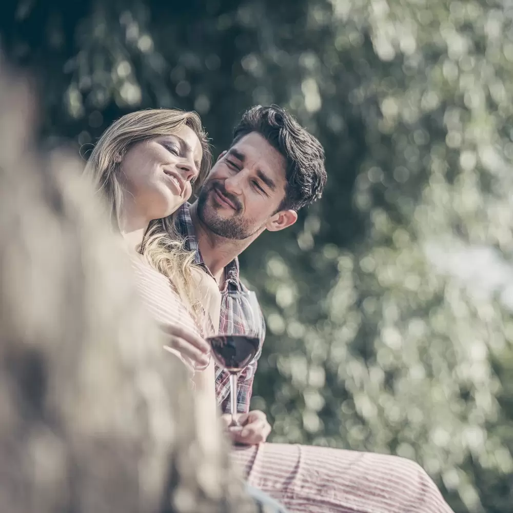 Jordans Untermühle - Wein - Paar beim Wein trinken
